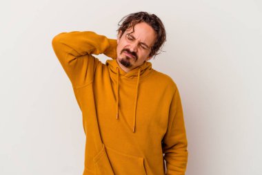 Beyaz arka planda izole olmuş genç beyaz bir adam stresten dolayı boynu ağrıyor, masaj yapıyor ve elle dokunuyor..