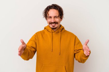 Beyaz arka planda izole edilmiş beyaz bir adam iki eliyle bir şey tutuyor..