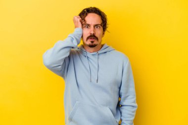 Sarı arka planda izole genç beyaz adam şok oldu, o önemli bir toplantı hatırladı.