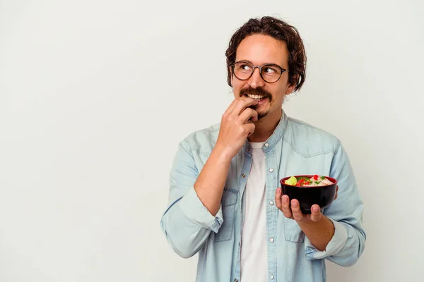 Joven Hombre Caucásico Comiendo Ramen Aislado Sobre Fondo Blanco Relajado — Foto de Stock