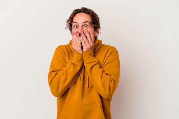 Ung Kaukasisk Man Isolerad Vit Bakgrund Chockad Täcker Munnen Med — Stockfoto