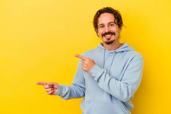 Jovem Caucasiano Isolado Fundo Amarelo Chocado Apontando Com Dedos Indicadores — Fotografia de Stock