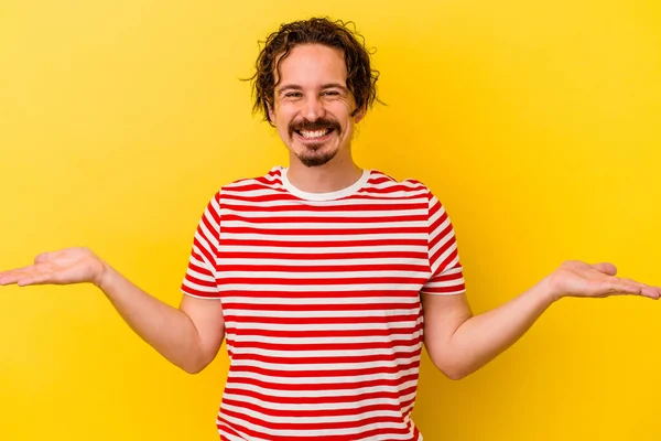 Joven Hombre Caucásico Aislado Sobre Fondo Amarillo Hace Escala Con — Foto de Stock