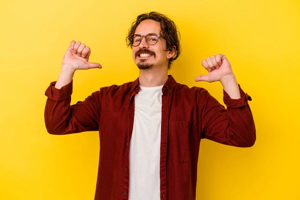 Joven Hombre Caucásico Aislado Sobre Fondo Amarillo Siente Orgulloso Seguro —  Fotos de Stock