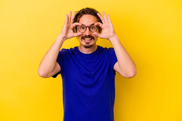 Young Caucasian Man Isolated Yellow Background Showing Okay Sign Eyes — Stock Photo, Image