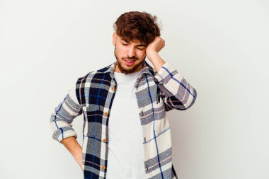 Beyaz arka planda izole edilmiş genç Faslı bir adam zaferi, tutkuyu ve coşkuyu, mutlu ifadeyi kutluyor..