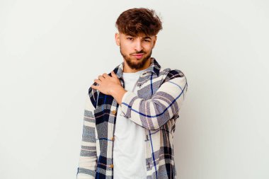 Beyaz arka planda izole edilmiş genç Faslı bir adamın omuz ağrısı var..