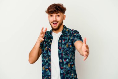 Beyaz arka planda izole edilmiş genç Faslı adam kameraya sarıldığı için kendinden emin..