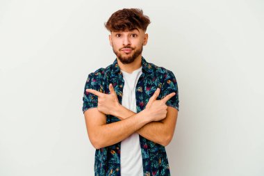 Beyaz arka plan noktalarında izole edilmiş genç Faslı adam iki seçenek arasında seçim yapmaya çalışıyor..