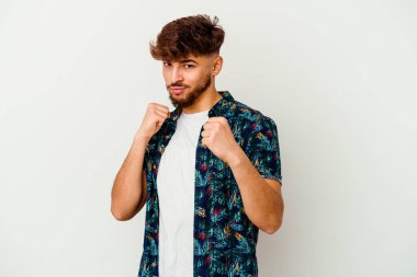 Beyaz arka planda izole edilmiş genç Faslı bir adam bir tartışma yüzünden yumruk, öfke, kavga atıyor, boks yapıyor..