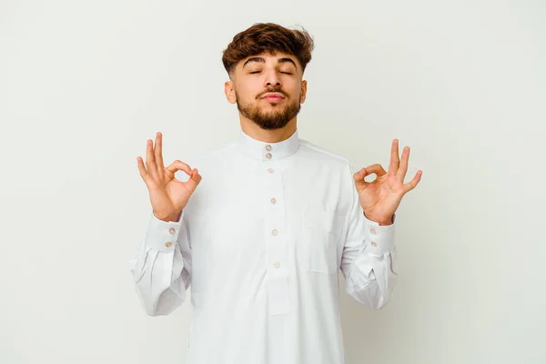 Jonge Marokkaanse Man Draagt Een Typische Arabische Kleding Geïsoleerd Witte — Stockfoto