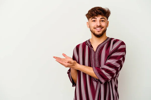 Jovem Marroquino Isolado Fundo Branco Segurando Espaço Cópia Uma Palma — Fotografia de Stock