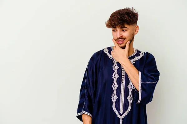 Jeune Homme Marocain Isolé Sur Fond Blanc Touchant Arrière Tête — Photo
