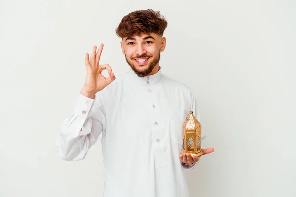 Giovane Marocchino Indossa Tipico Abiti Arabi Possesso Una Lampada Ramadan — Foto Stock
