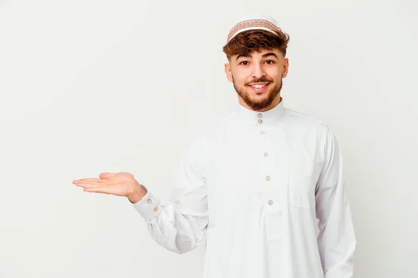 阿拉伯年轻人穿着典型的阿拉伯服装 背景为白色 手掌上有一个复制空间 腰部有另一只手 — 图库照片