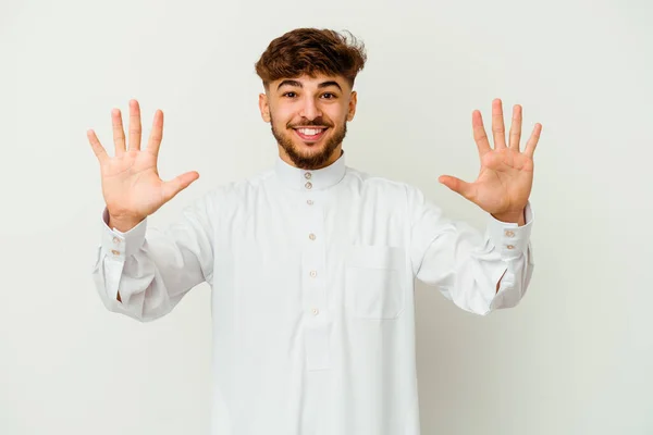 身穿白色背景隔离的典型阿拉伯式服装的摩洛哥年轻人 手举第十号 — 图库照片