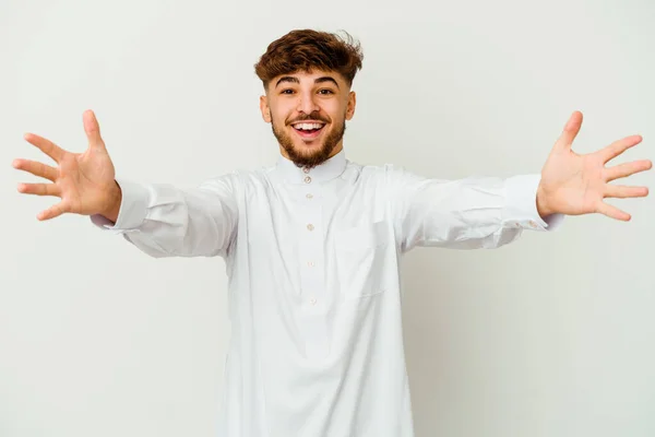 年轻的摩洛哥男人穿着白色背景的典型阿拉伯式衣服 自信地拥抱相机 — 图库照片