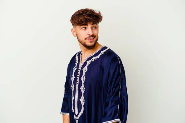 Jonge Marokkaanse Man Geïsoleerd Witte Achtergrond Kijkt Opzij Glimlachend Vrolijk — Stockfoto