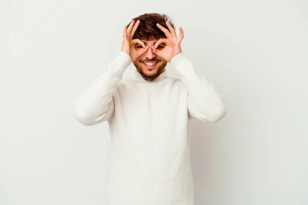 Mladý Marocký Muž Izolované Bílém Pozadí Vzrušený Vedení Gesto Oko — Stock fotografie