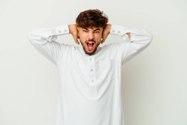 Beyaz arka planda izole edilmiş tipik bir Arap kıyafeti giyen genç Faslı adam kulaklarını elleriyle kapatıyor ve çok fazla ses duymamaya çalışıyor..