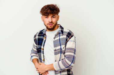 Beyaz arka planda karaciğer ağrısı ve mide ağrısı çeken genç Faslı bir adam..