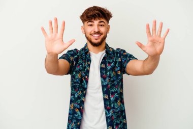 Beyaz arka planda izole edilmiş genç Faslı adam on numarayı elleriyle gösteriyor..