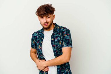 Beyaz arka planda karaciğer ağrısı ve mide ağrısı çeken genç Faslı bir adam..