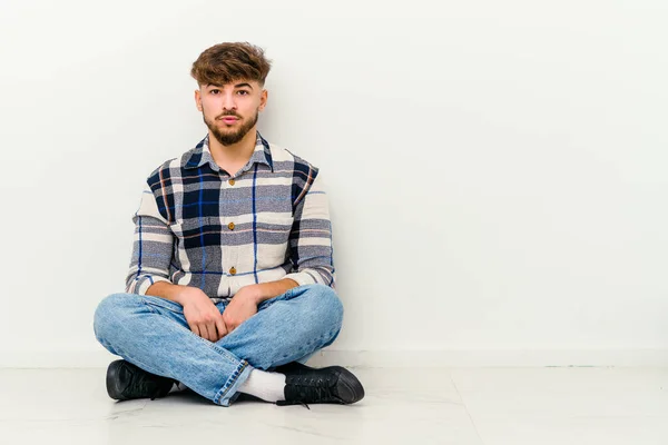 Jovem Marroquino Sentado Chão Isolado Fundo Branco Triste Rosto Sério — Fotografia de Stock