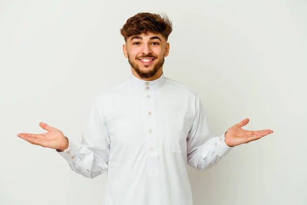 年轻的摩洛哥男子穿着典型的阿拉伯式衣服 背景为白色 表情令人欢迎 — 图库照片