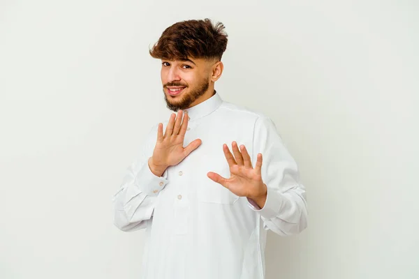 Jonge Marokkaanse Man Draagt Een Typisch Arabische Kleding Geïsoleerd Een — Stockfoto
