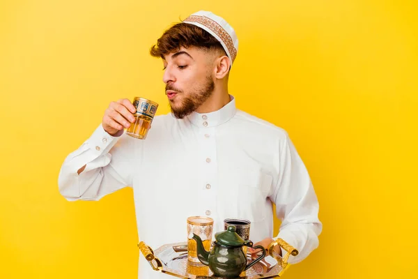Jonge Marokkaanse Man Draagt Typische Arabische Kostuum Drinken Thee Geïsoleerd — Stockfoto