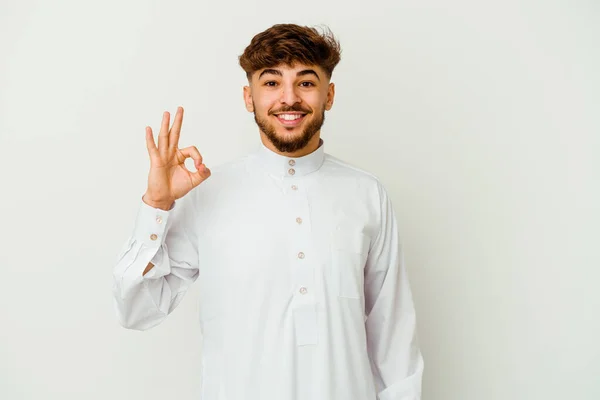 年轻的摩洛哥男子穿着典型的阿拉伯式衣服 背景为白色 开朗而自信 举止端庄 — 图库照片