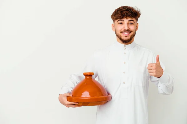 Giovane Marocchino Indossa Tipico Costume Arabo Con Tajine Isolato Sfondo — Foto Stock