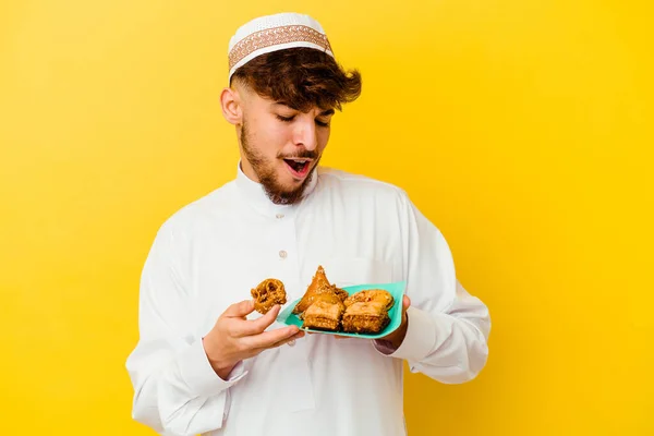 Giovane Marocchino Indossa Tipico Costume Arabo Mangiare Dolci Arabi Isolati — Foto Stock