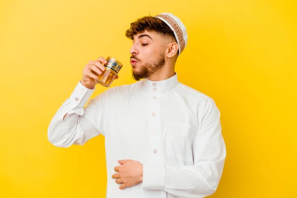 Jovem Marroquino Vestindo Típico Traje Árabe Bebendo Chá Isolado Fundo — Fotografia de Stock