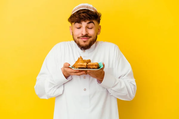 Ung Marockansk Man Bär Typiska Arabiska Kostym Äta Arabiska Sötsaker — Stockfoto