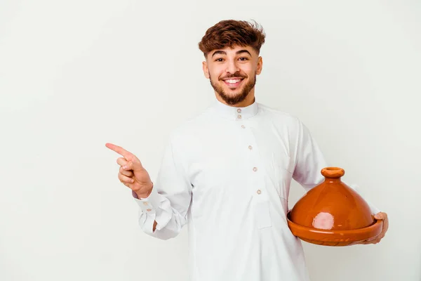 Giovane Marocchino Indossa Tipico Costume Arabo Con Tajine Isolato Sfondo — Foto Stock