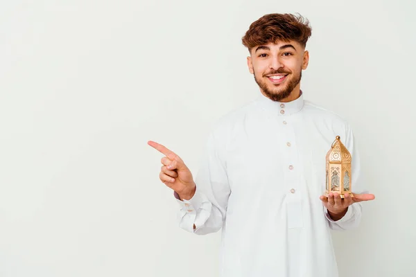 Giovane Marocchino Indossa Tipico Abito Arabo Con Una Lampada Ramadan — Foto Stock