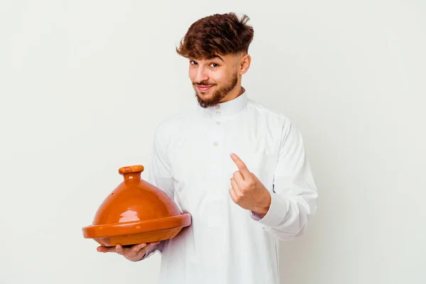 Giovane Marocchino Indossa Tipico Costume Arabo Tenendo Tajine Isolato Sfondo — Foto Stock