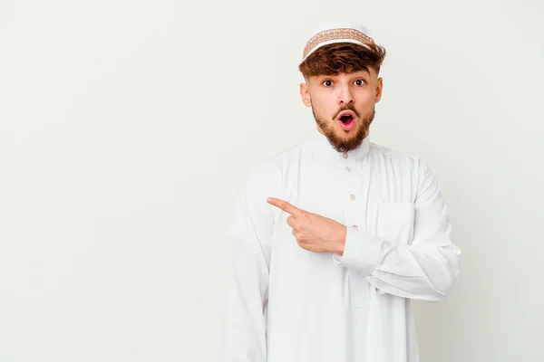Mladý Arab Muž Typickém Arabském Kostýmu Izolované Bílém Pozadí Ukazuje — Stock fotografie