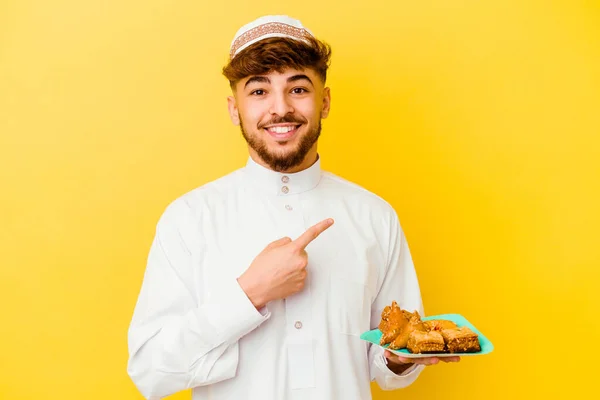 Ung Marockansk Man Bär Typiska Arabiska Kostym Äta Arabiska Sötsaker — Stockfoto