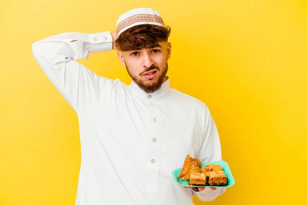 Giovane Uomo Marocchino Indossa Tipico Costume Arabo Mangiare Dolci Arabi — Foto Stock