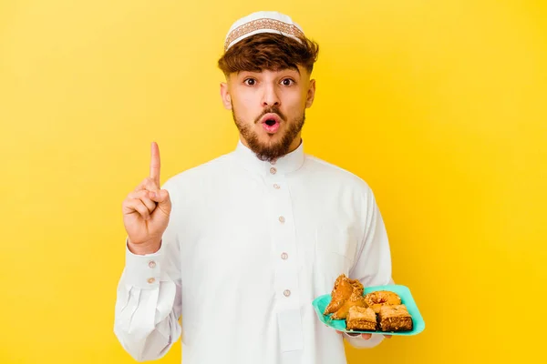 Jovem Marroquino Vestindo Traje Típico Árabe Comendo Doces Árabes Isolados — Fotografia de Stock