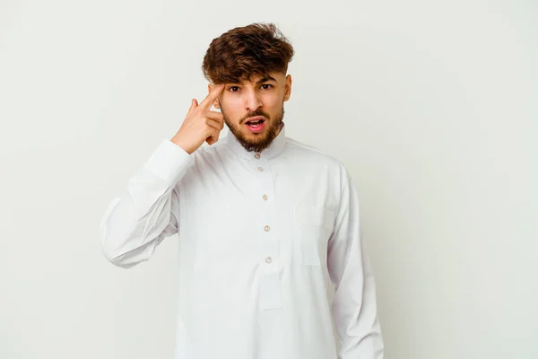 白い背景に隔離された典型的なアラブの服を着ている若いモロッコ人男性は 額と失望のジェスチャーを示しています — ストック写真