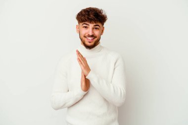 Genç Faslı bir adam beyaz arka planda izole edilmiş enerjik ve rahat hissediyor, ellerini ovuşturuyor..