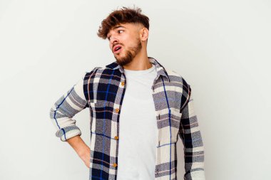 Faslı genç bir adam beyaz arka planda izole edilmiş sırt ağrısı çekiyor..