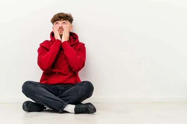 Jovem Marroquino Sentado Chão Isolado Fundo Branco Choramingando Chorando Desconsoladamente — Fotografia de Stock