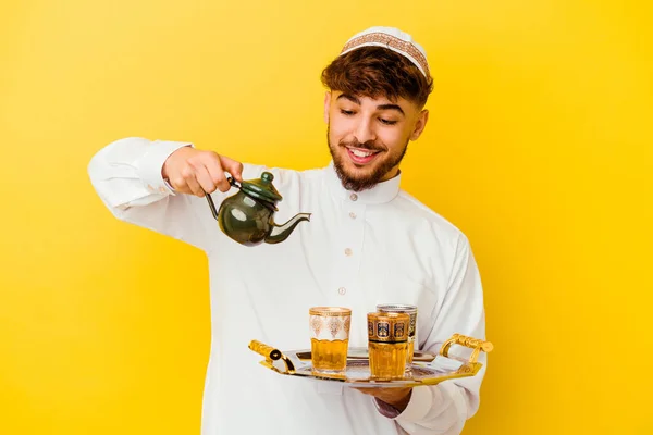 Jeune Homme Marocain Portant Costume Arabe Typique Buvant Thé Isolé — Photo