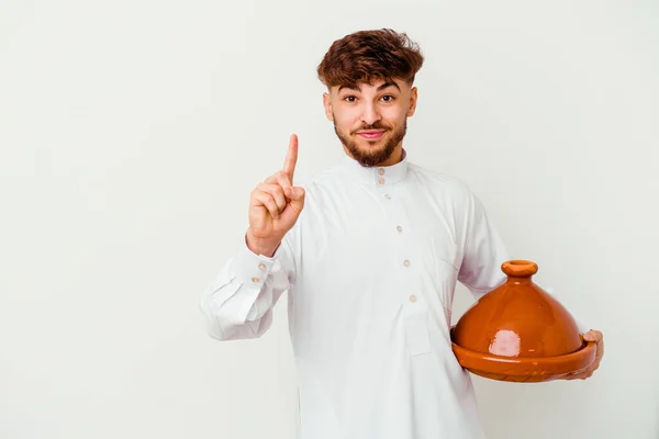 Giovane Marocchino Indossa Tipico Costume Arabo Con Tajine Isolato Sfondo — Foto Stock