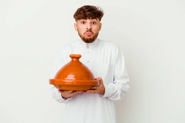 Giovane Marocchino Indossa Tipico Costume Arabo Tenendo Tajine Isolato Sfondo — Foto Stock